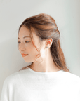 MITURE ミチュール モデル着用写真|山梨県甲府市で製作された、タンザナイトとダイヤモンドが調和するスクエアピアス