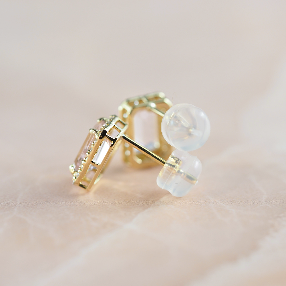 MITURE K18 ゴールド×モルガナイトピアス ディテール構図|スクエアカットの希少石が洗練された印象を与えるピアス