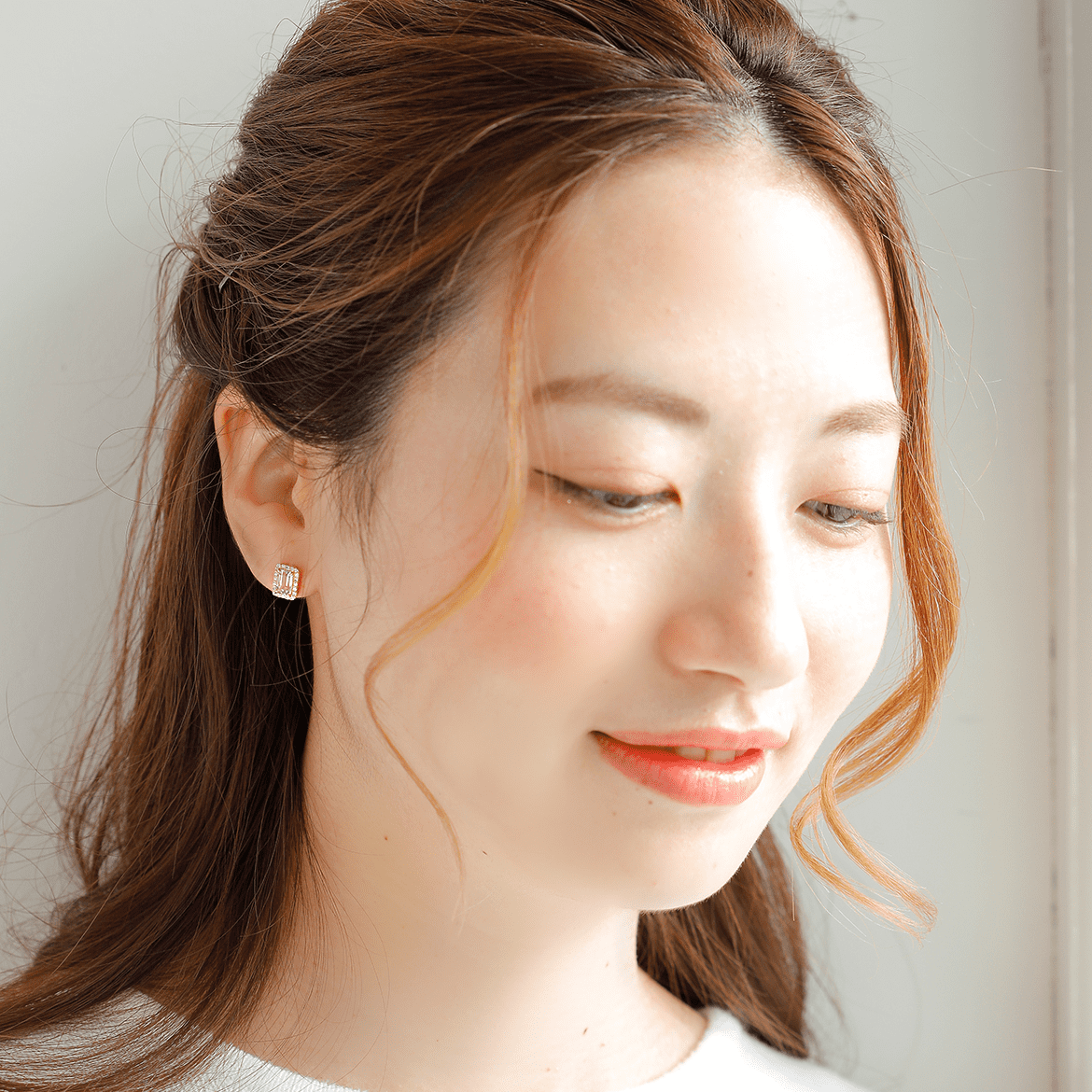 MITURE モデル着用 モルガナイト スクエアピアス|淡いピンクの光が耳元を優しく包む、大人かわいいK18ジュエリー