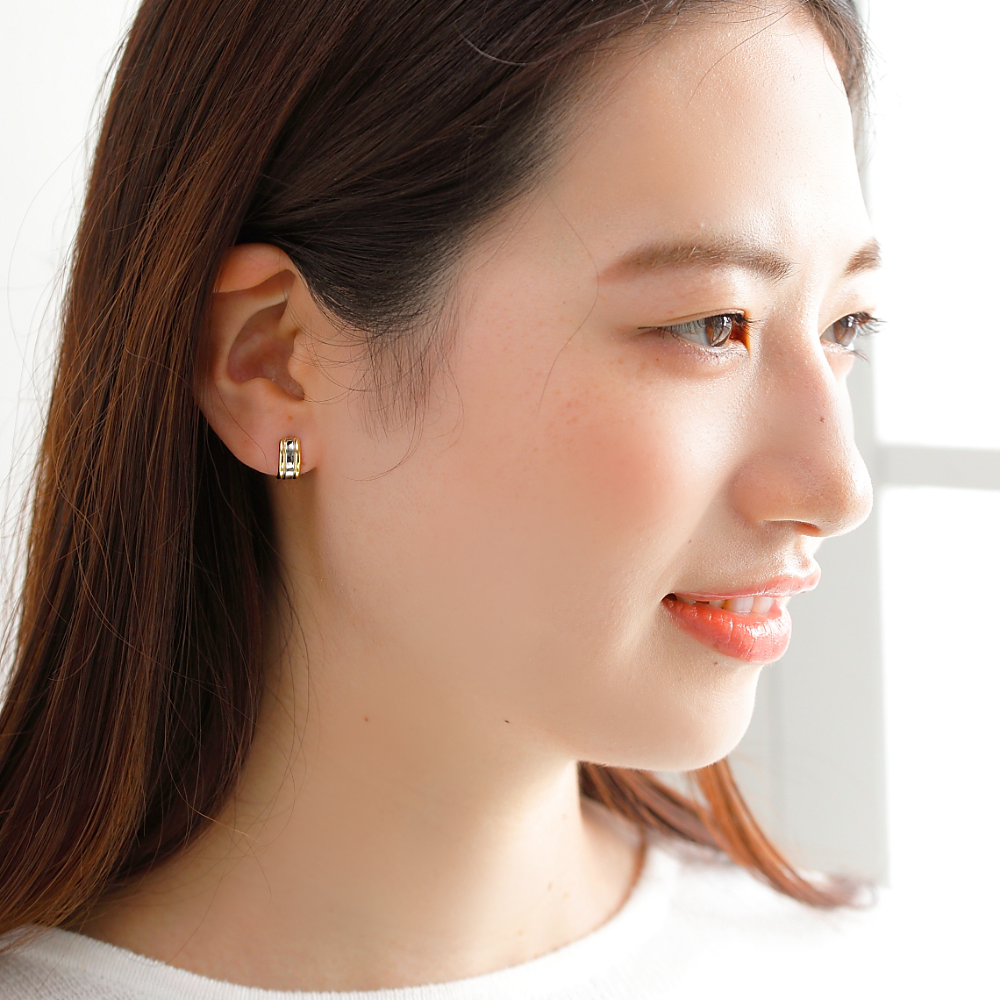 MITURE モデル着用アップ|K18×PTの立体フォルムが際立つ、ミニマルで存在感のあるモダンジュエリー