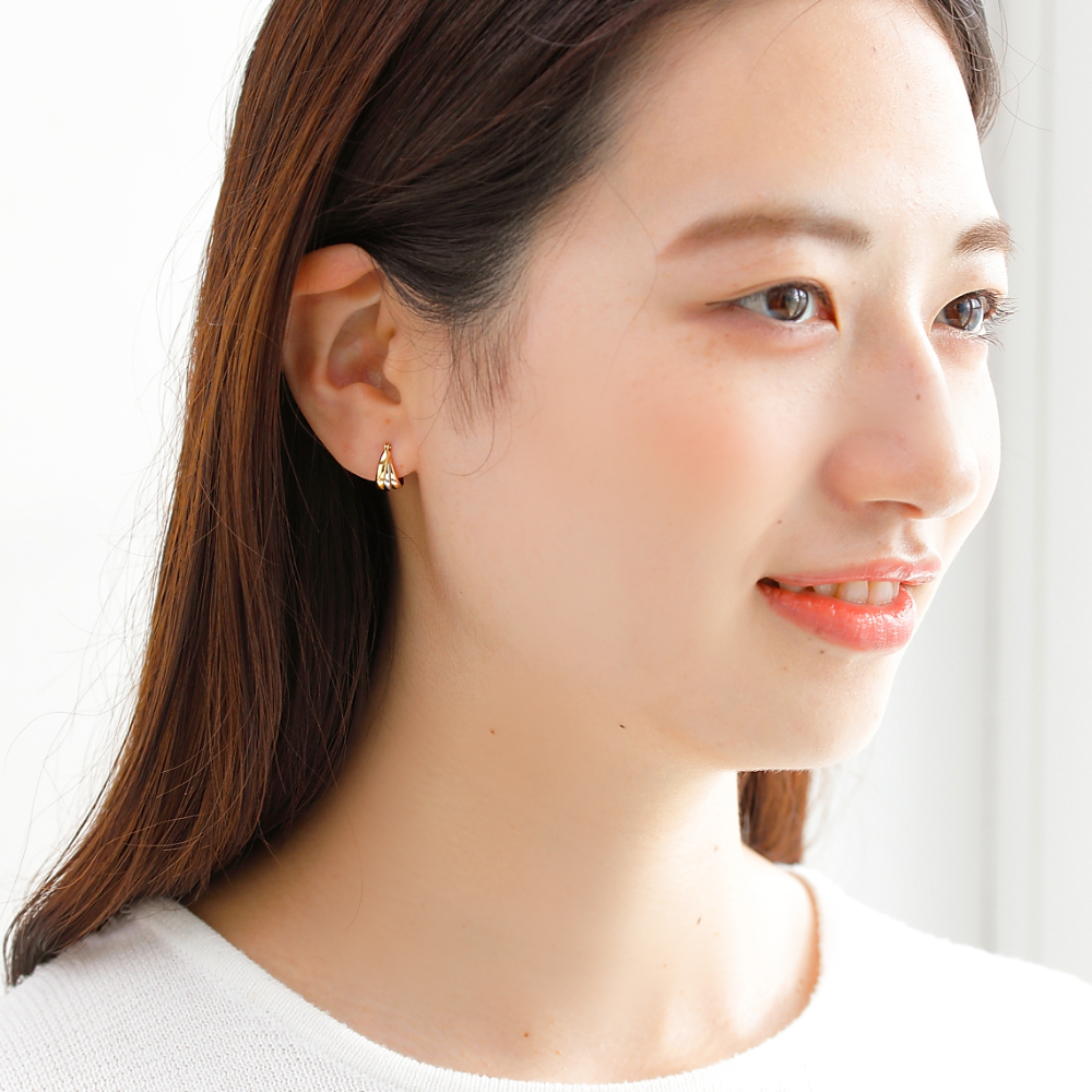 MITURE モデル着用 K18・PTバナナピアス|スリーカラーの輝きが耳元を彩る、上質で洗練されたジュエリー