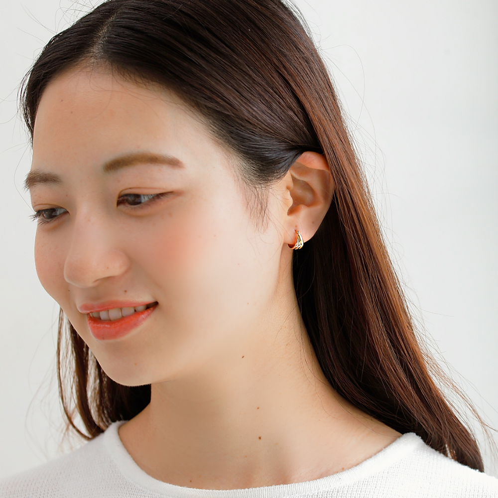 MITURE ミチュール モデル着用写真|山梨県甲府市で製作された、18金・ホワイトゴールド・プラチナの華やかな融合ピアス