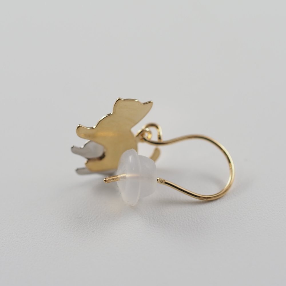 MITURE キャットピアス 拡大構図|山梨県甲府市で製作された、K18とプラチナ素材を使用した猫の親子ジュエリー