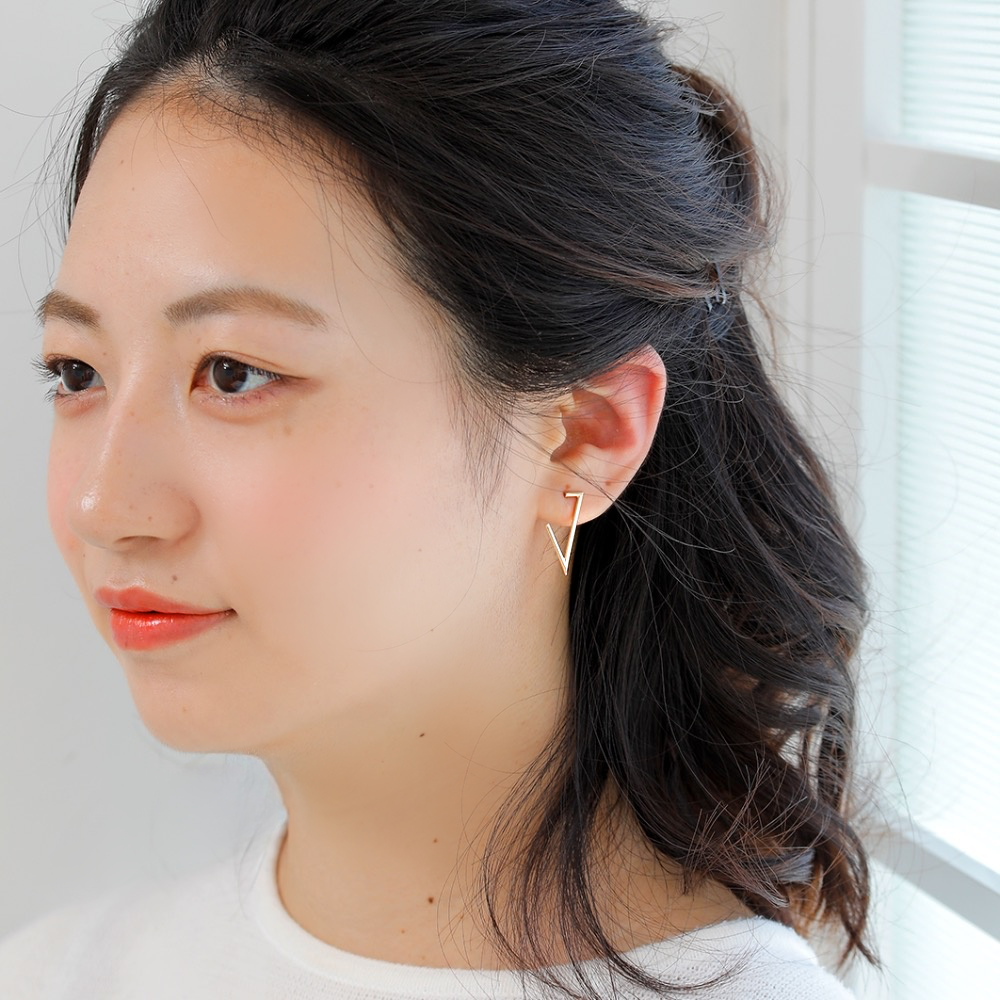 MITURE トライアングルピアス 拡大構図|山梨県甲府市で製作された、洗練されたデザインのK10ピアス