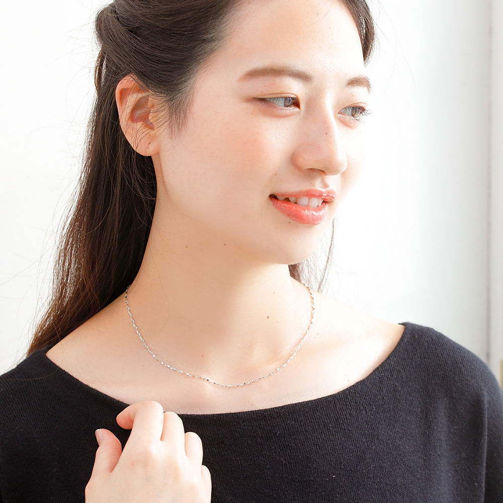 MITURE ミチュール モデル着用写真|山梨県甲府市で製作された、軽やかで華やかな純プラチナネックレス