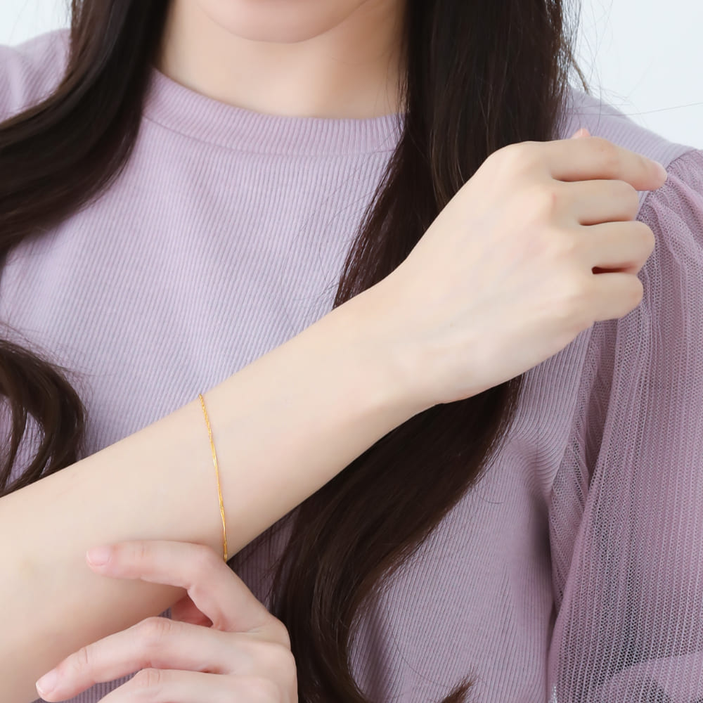 MITURE モデル着用 ピュアゴールドブレスレット|K24スクリューチェーンが手元で繊細に煌めく、上質な純金ジュエリー