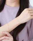 MITURE モデル着用 ピュアゴールドブレスレット|K24スクリューチェーンが手元で繊細に煌めく、上質な純金ジュエリー