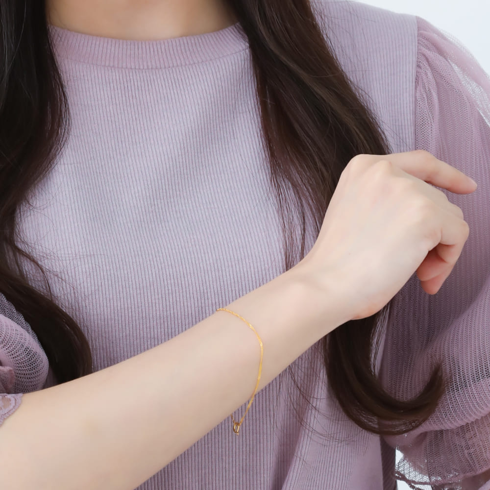 MITURE モデル着用アップ|軽やかで使いやすい、普段使いにも適したK24ピュアゴールドブレスレット