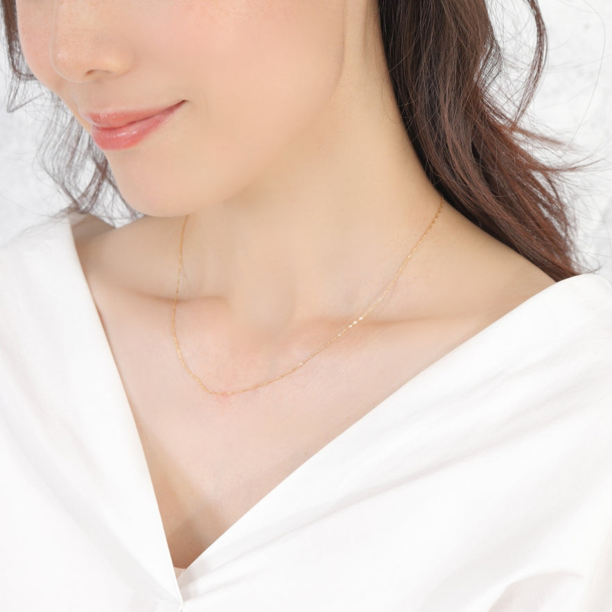 MITURE モデル着用 スクリュー1mm ネックレス|首元に繊細な輝きを添えるK18ネックレス