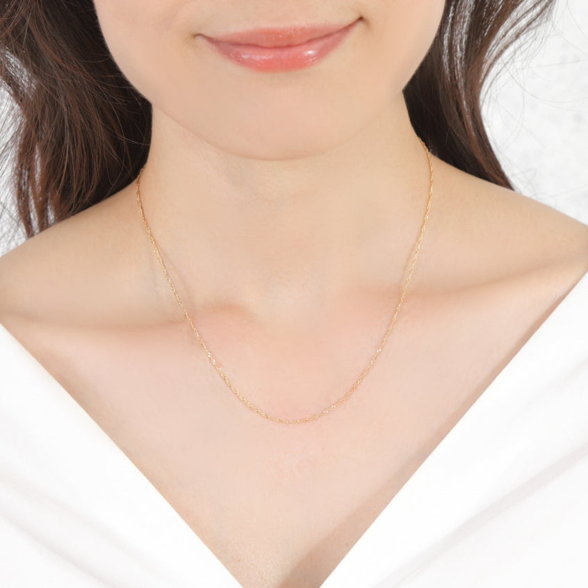MITURE モデル着用 スクリュー1.2mm ネックレス|ほどよいボリューム感が首元を華やかに彩る