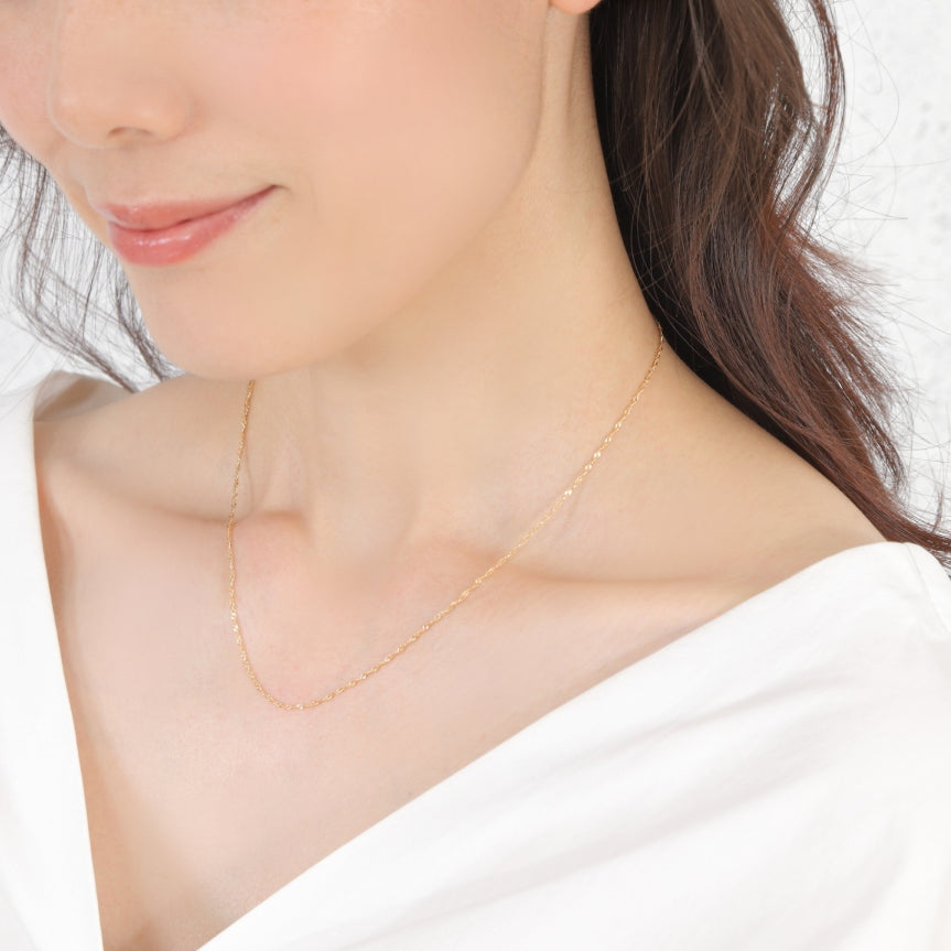 MITURE モデル着用 山梨県甲府市製ネックレス|1.2mmのしっかり感が程よい存在感を演出