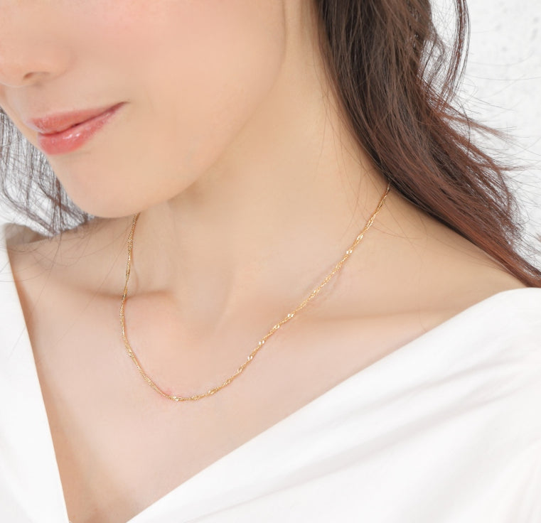 MITURE モデル着用 K18 スクリュー1.5mm ネックレス|華やかで存在感のある首元の輝き