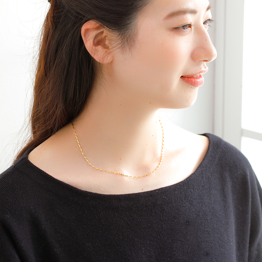 MITURE K24チェーンネックレス 着用例|軽い着け心地と高級感が両立した、日常使いにも最適なジュエリー