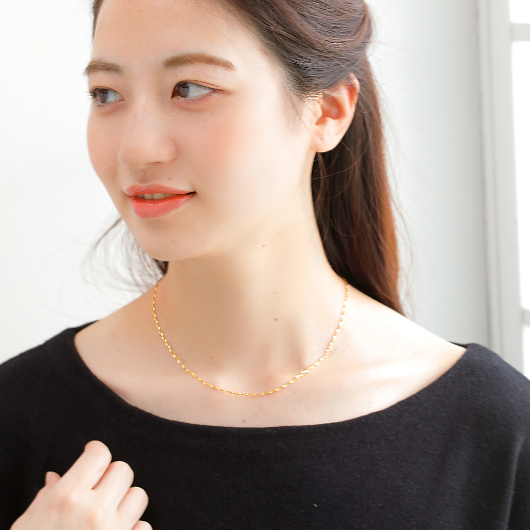 MITURE モデル着用 K24アミネックレス|首元に贅沢な輝きを添える、高純度K24チェーンネックレス