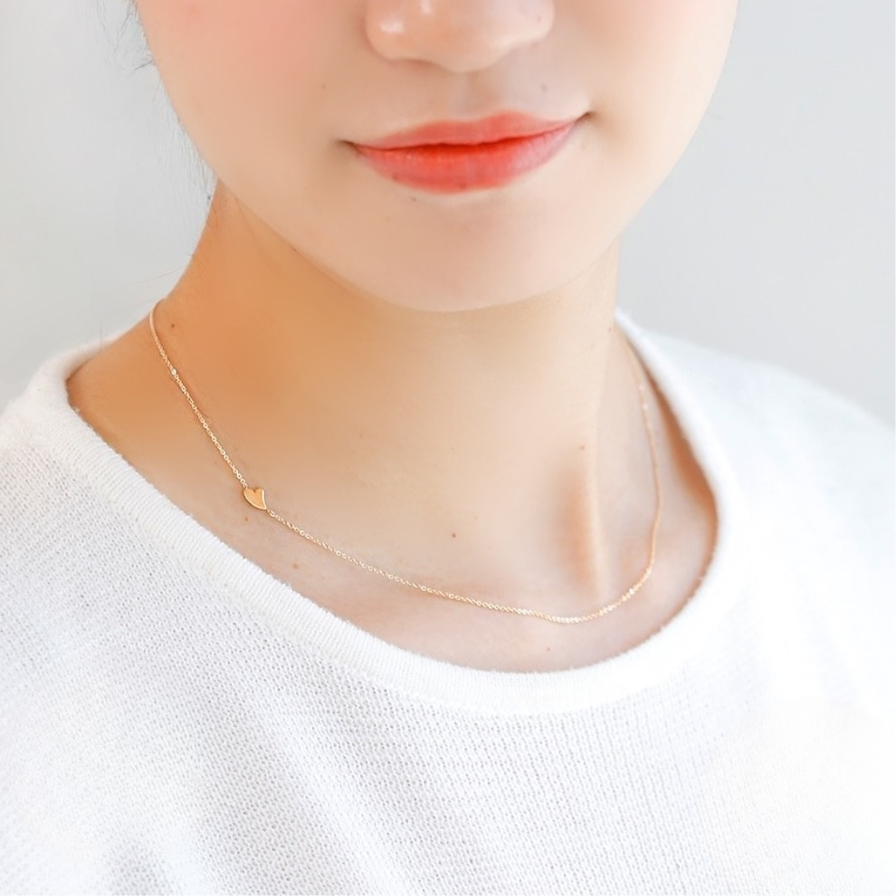 K10 ハートチェーンネックレス モデル着用|胸元で輝くハートが可愛らしさと品の良さを演出