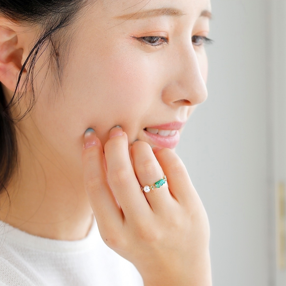 K18 あこやパール×エメラルド チェーンリング モデル着用|山梨県甲府市で製作されたMITUREの繊細な輝きが手元を上品に彩る