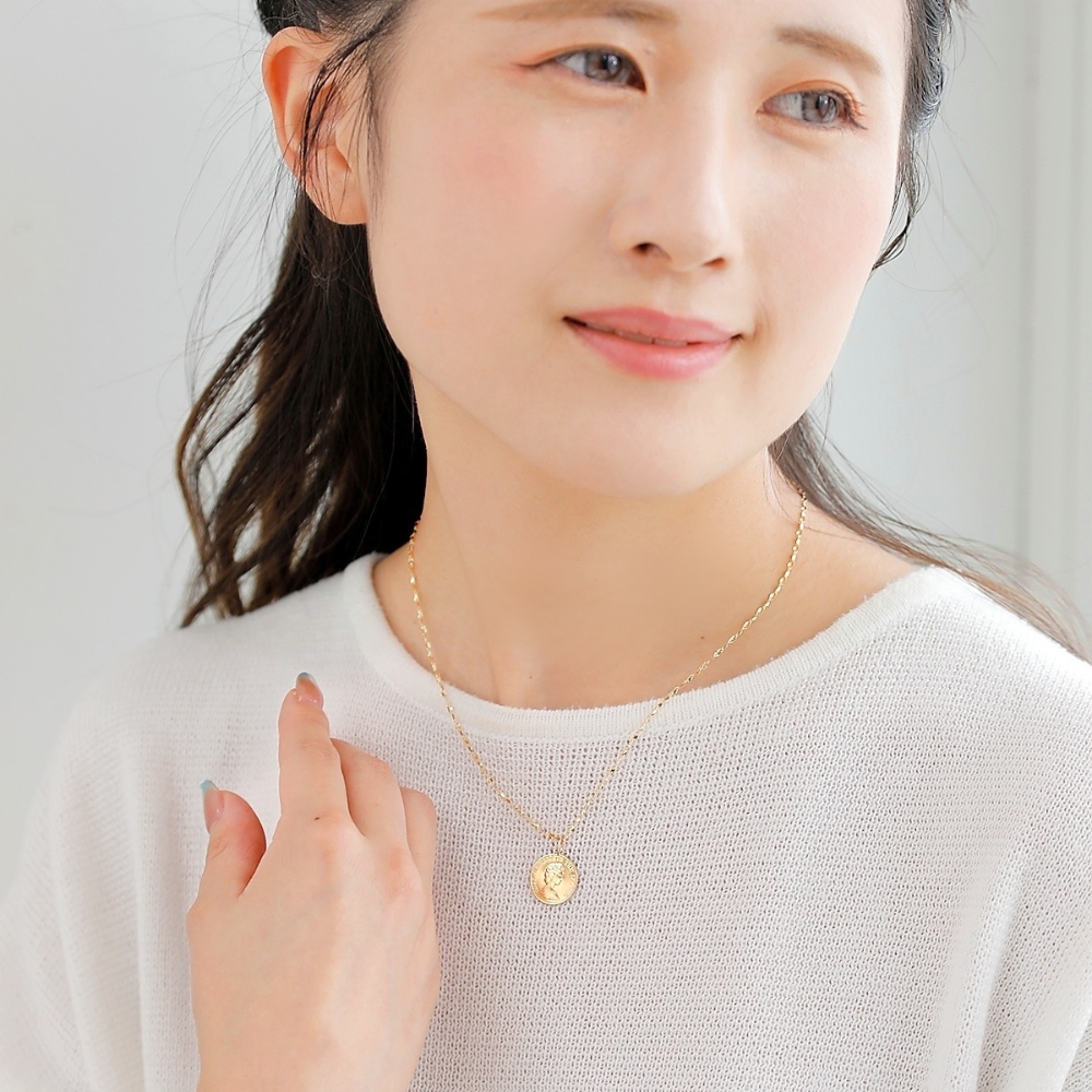 MITURE ジュエリー モデル着用|クラシカルで華やかな横顔のデザインが、シンプルな装いに奥行きをプラス