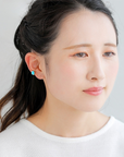 山梨県甲府市で製作された MITURE イヤーカフ モデル着用|色鮮やかで軽やかな印象を耳元に演出