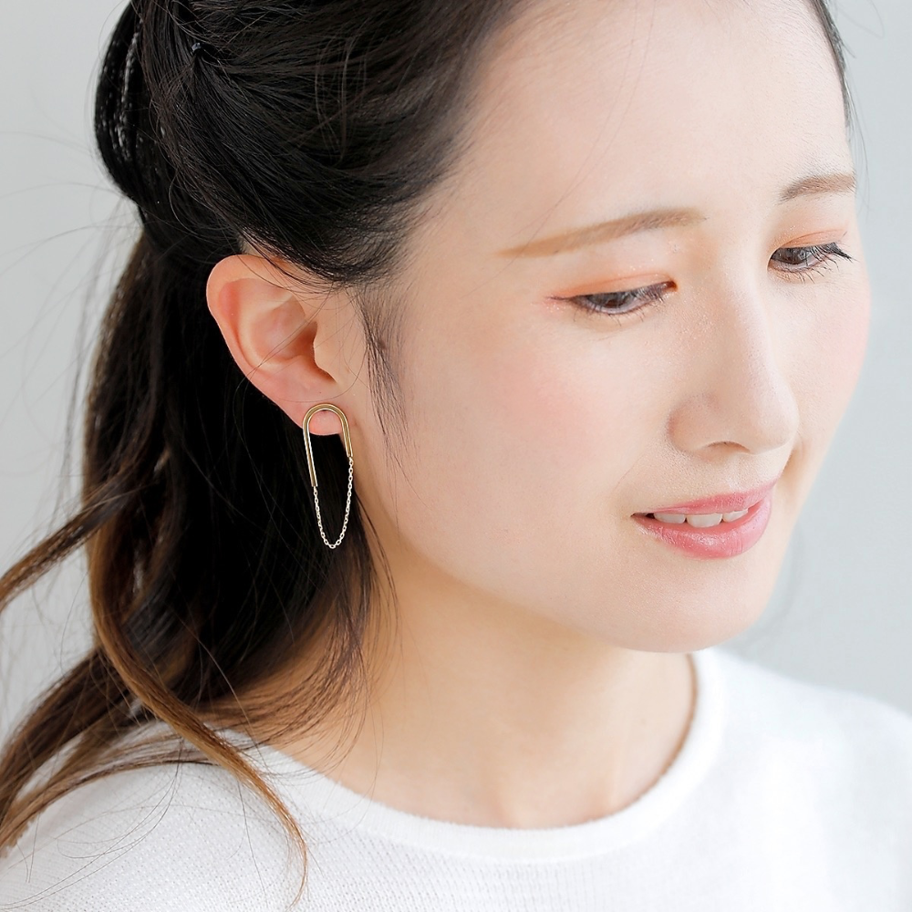 MITURE ハーフチェーンピアス モデル着用|パイプ×チェーンのコントラストが洗練された印象に