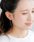 MITURE ハーフチェーンピアス モデル着用|パイプ×チェーンのコントラストが洗練された印象に