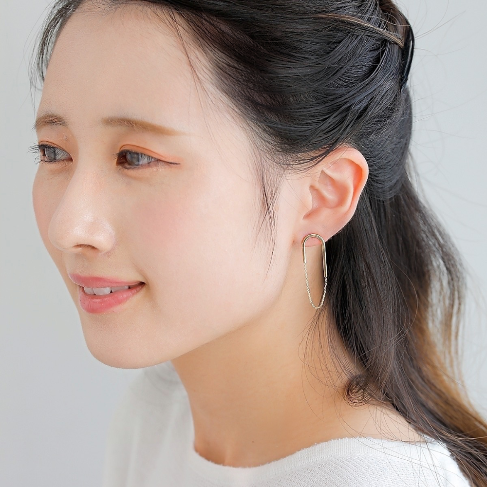 山梨県甲府市で製作された MITURE ハーフチェーンピアス モデル着用|自然光の中で繊細に輝くK10ピアス