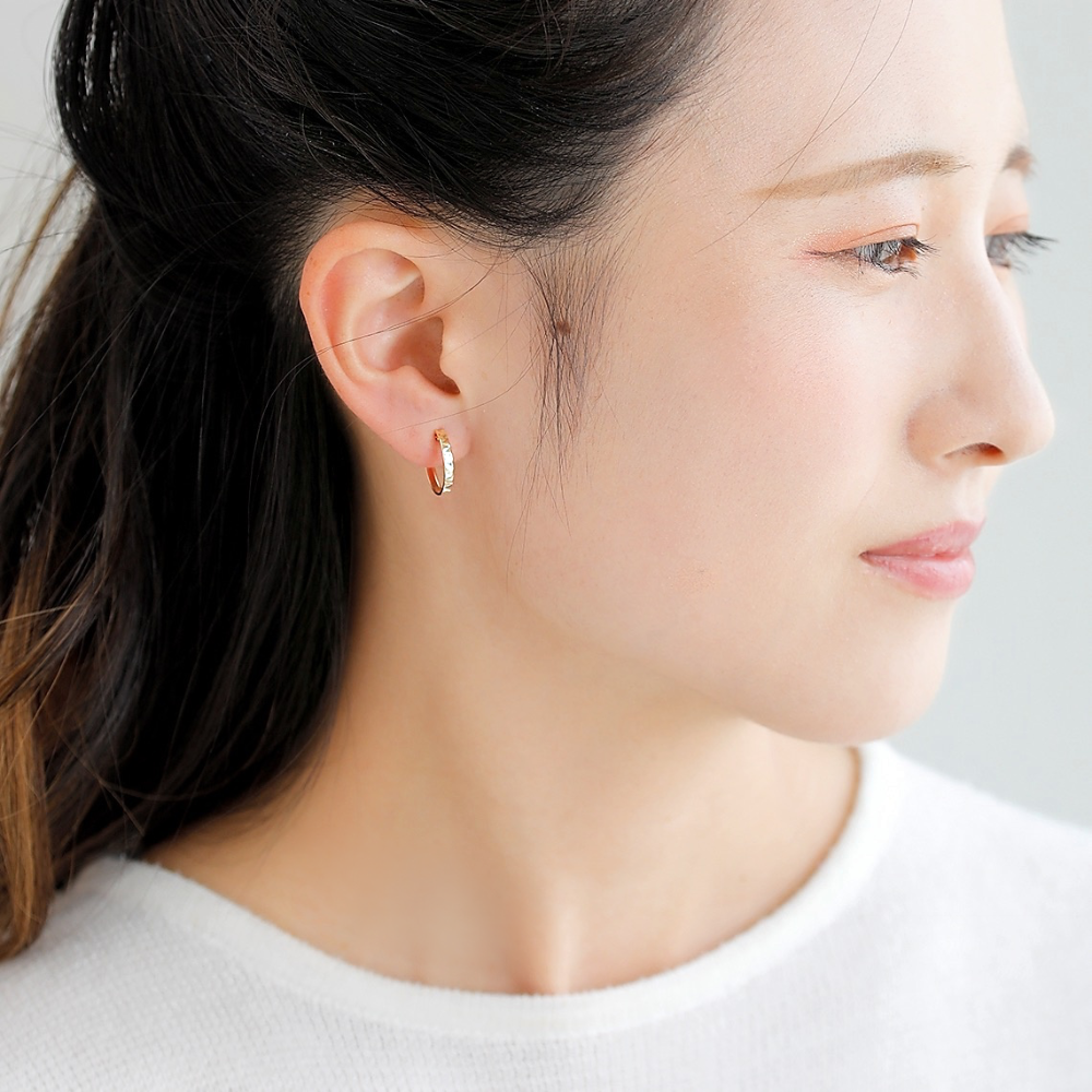 K10 フープピアス モデル着用|耳元でさりげなくきらめくカット模様が印象的なMITURE(ミチュール)のジュエリー