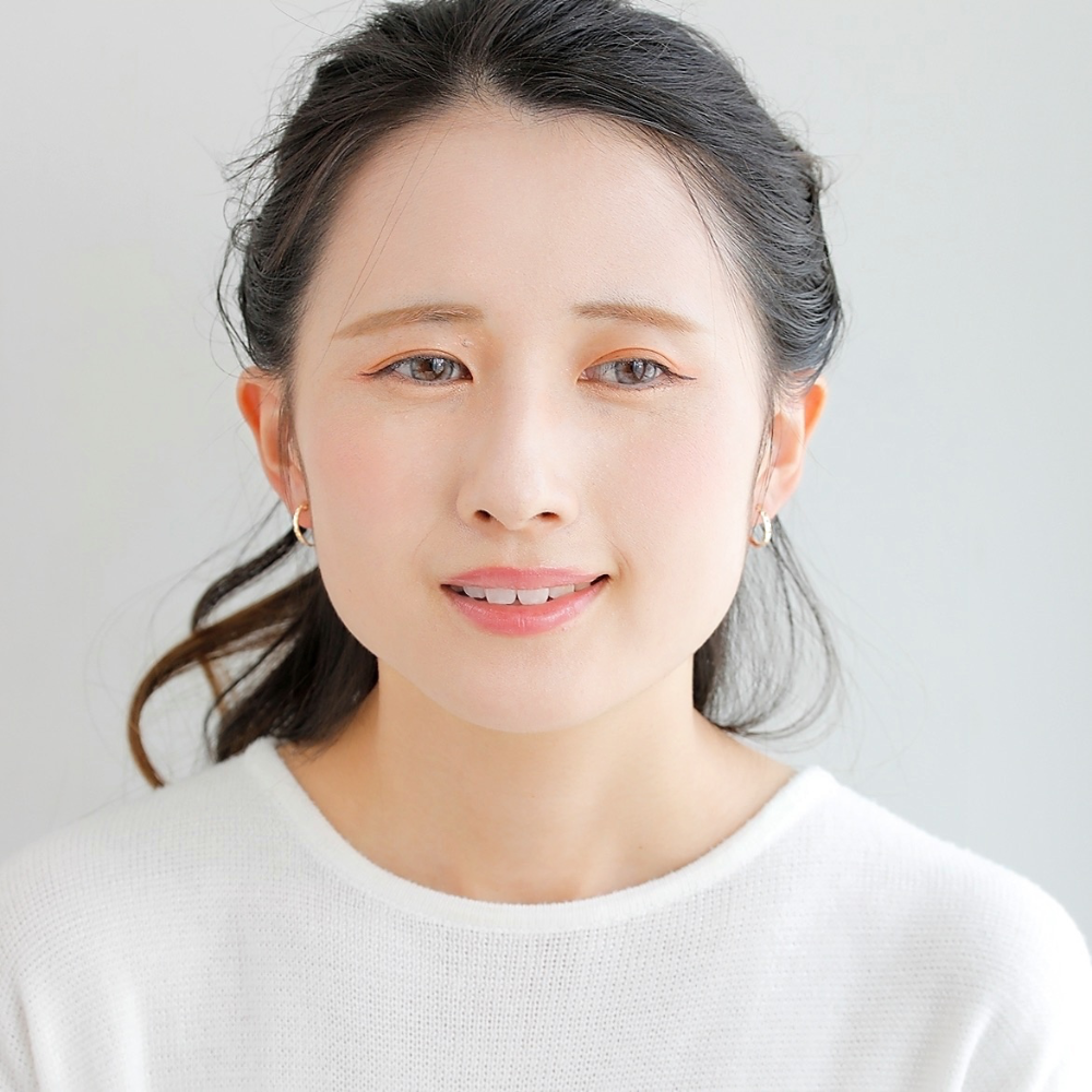 山梨県甲府市で製作された MITURE フープピアス モデル着用|肌になじみながら輝く、繊細で大人可愛い印象に