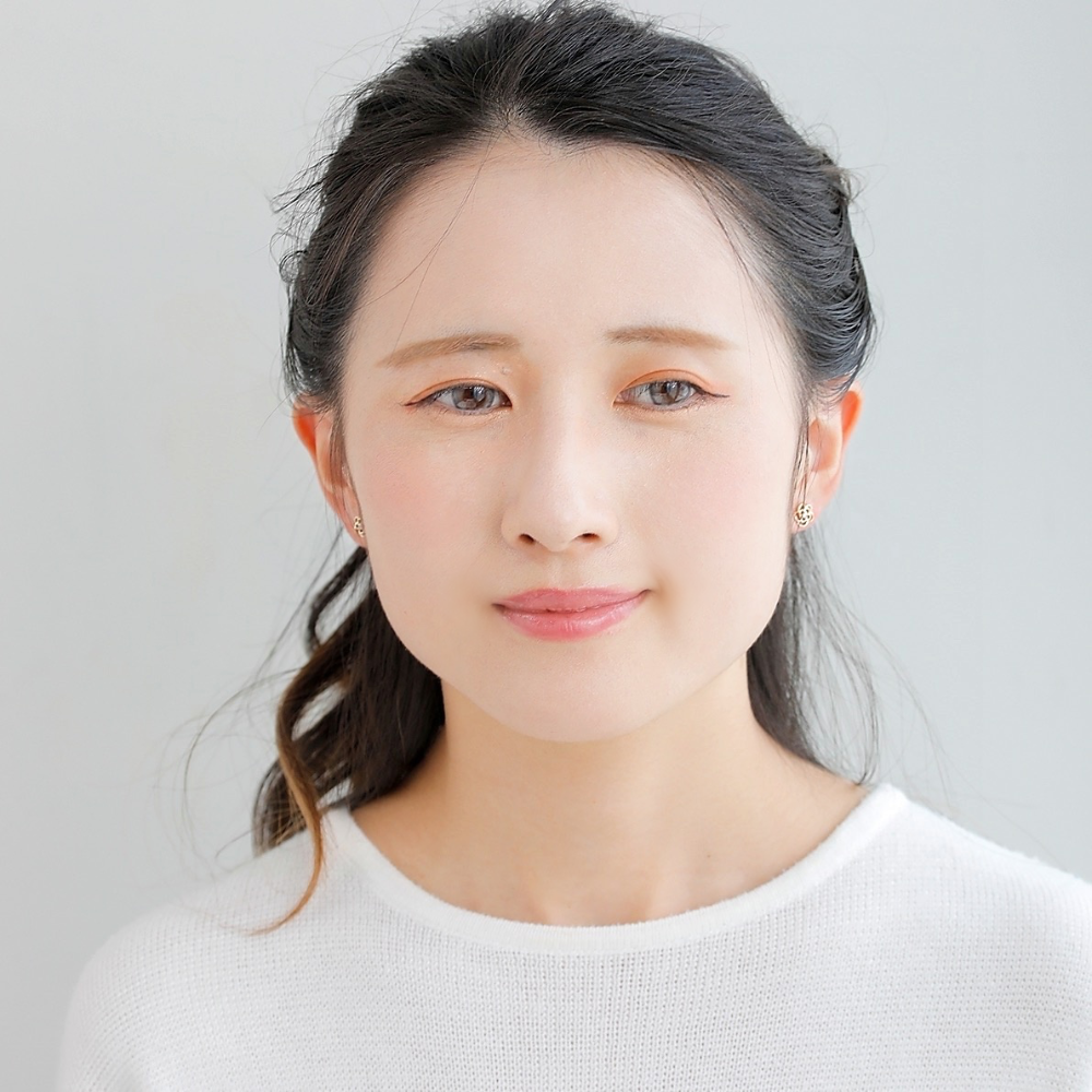 山梨県甲府市で製作された MITURE ピアス モデル着用|一粒ダイヤが耳元できらめく、大人の上品な装いに
