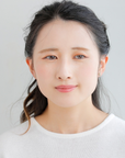 山梨県甲府市で製作された MITURE ピアス モデル着用|一粒ダイヤが耳元できらめく、大人の上品な装いに