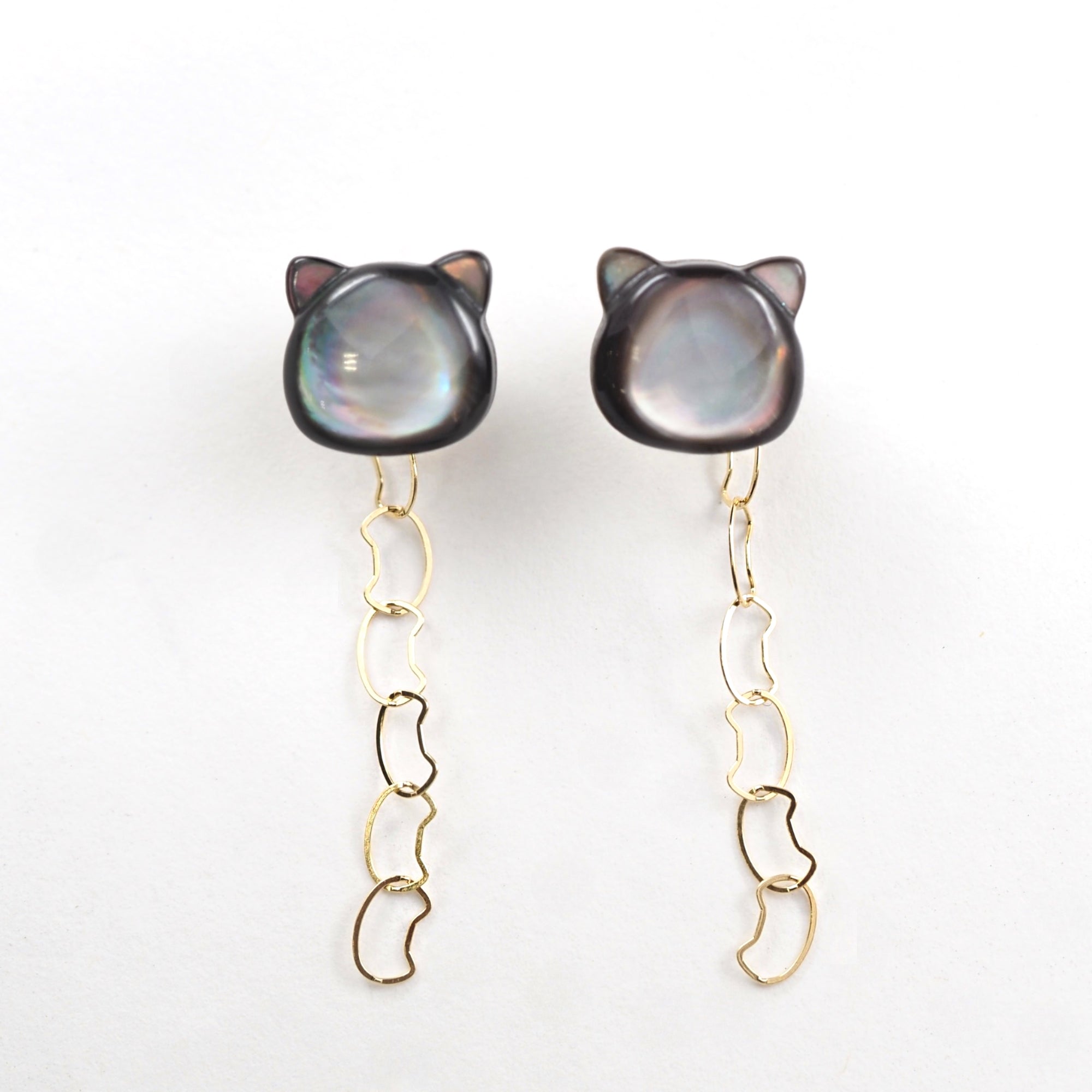 k10ピアス.シェル　くるっとしっぽの白猫ちゃん　小粒ターコイズ K10 Shell Cat/シェル キャット ピアス｜山梨県甲府市のジュエリー