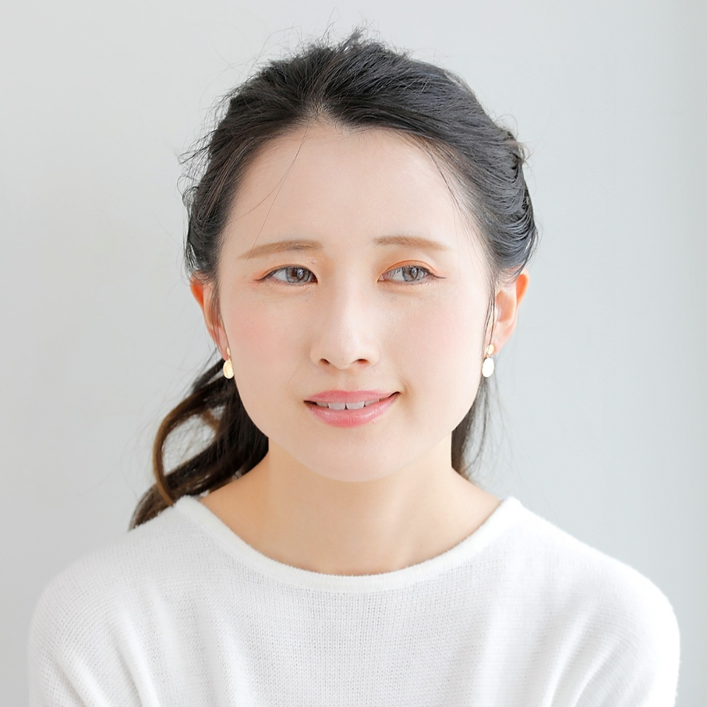 山梨県甲府市で製作された MITURE コイン風ピアス モデル着用|気品あるフォルムで耳元にクラシックな輝きを