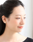 ベアモチーフに天然ダイヤモンドを贅沢に敷き詰めた、MITURE(ミチュール)のK18ピアス着用イメージ。繊細なパヴェの輝きが耳元を華やかに彩ります。