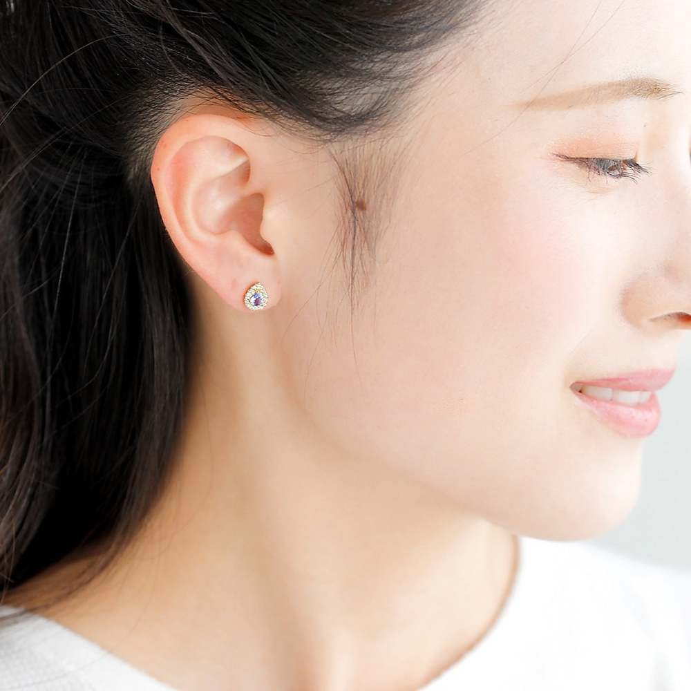 K18 タンザナイト ピアス モデル着用|耳元でそっと輝くペアシェイプのタンザナイトが洗練された印象に