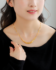 MITURE ゴールドネックレス モデル着用|シンプルなトップスにも華やかに映えるデザインネックレス