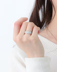 山梨県甲府市で製作された MITURE のリング モデル着用|高品質素材で永く使えるジュエリー