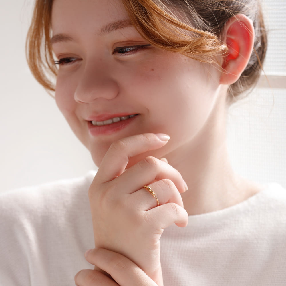 K18 crochet チェーンリング 着用イメージ|他リングと合わせて立体感のあるスタイルに