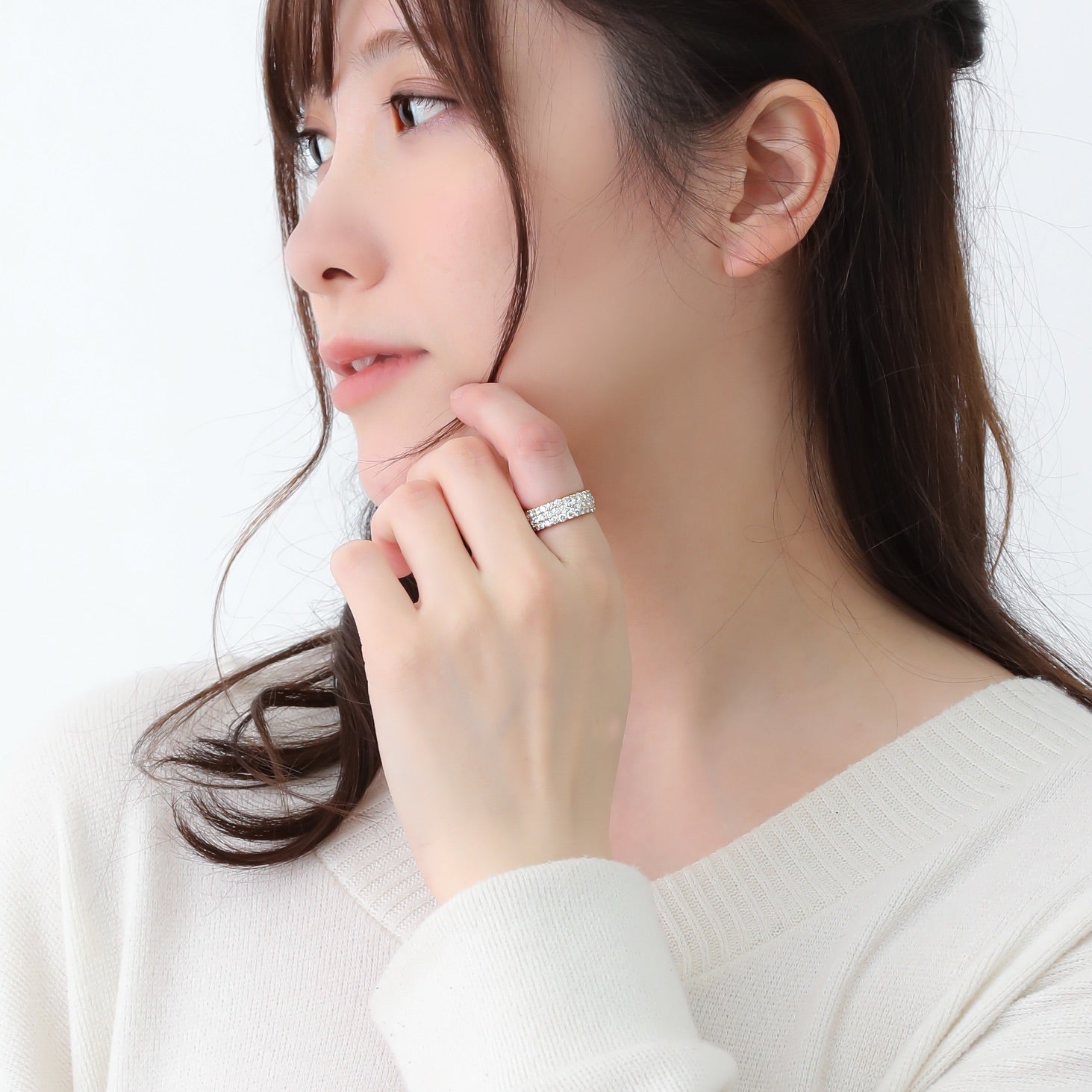 K18 Pave ダイヤモンド リング モデル着用|圧倒的な輝きで手元をラグジュアリーに演出