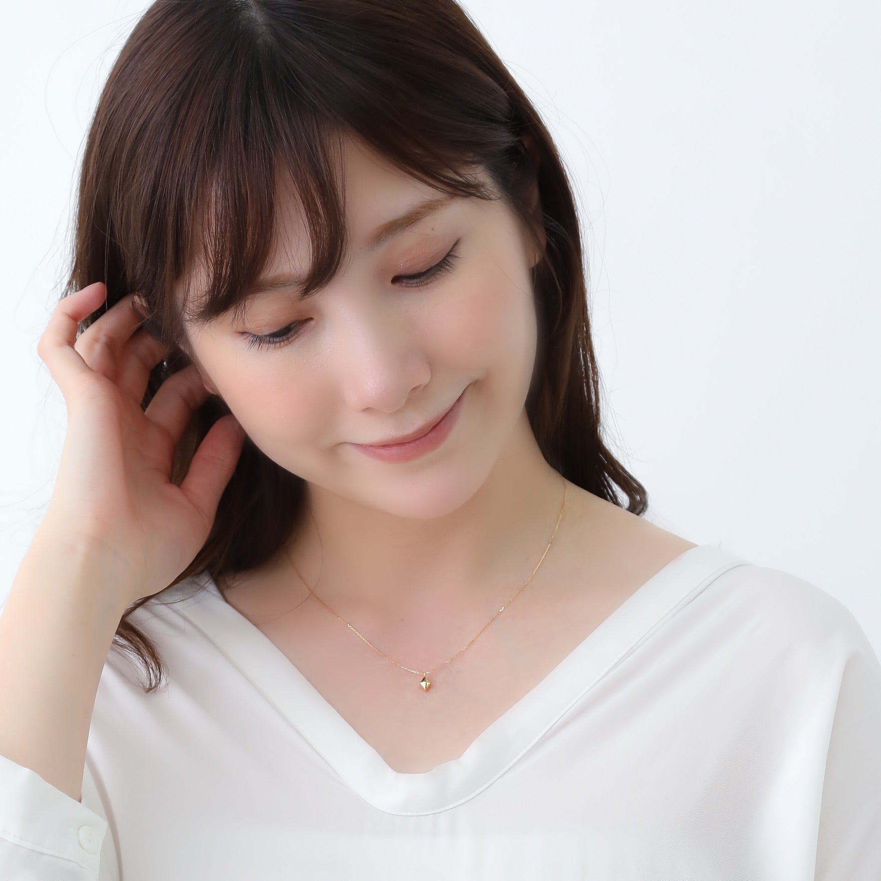 K18ロザーンジュネックレス モデル着用|さりげない存在感で胸元を美しく見せるデザイン