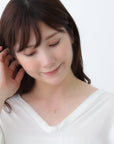 K18ロザーンジュネックレス モデル着用|さりげない存在感で胸元を美しく見せるデザイン