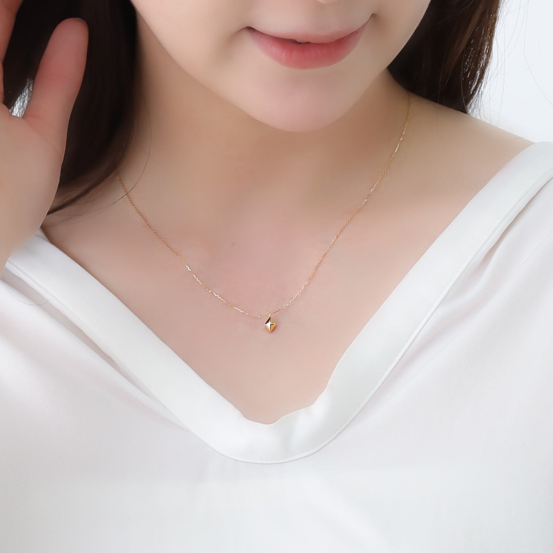 MITUREネックレス 着用例|シンプルなスタイルにも映える華やぎアイテム