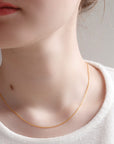 K24 小豆ネックレス モデル着用 正面|デイリーにも使いやすい自然な存在感
