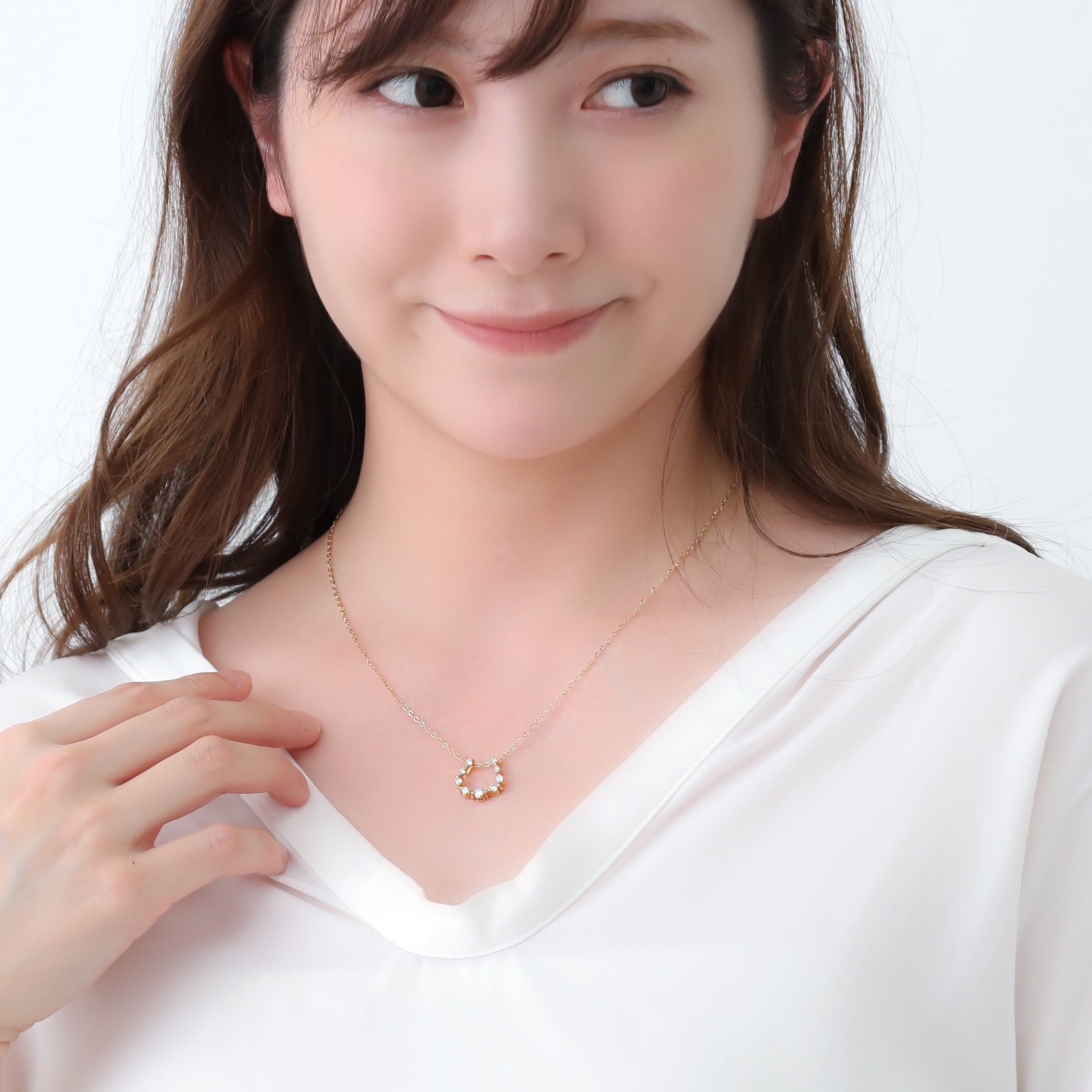 K18 Horseshoe 2way ネックレス モデル着用|馬蹄モチーフが胸元でやさしく輝くデザイン