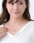 K18 Horseshoe 2way ネックレス モデル着用|馬蹄モチーフが胸元でやさしく輝くデザイン