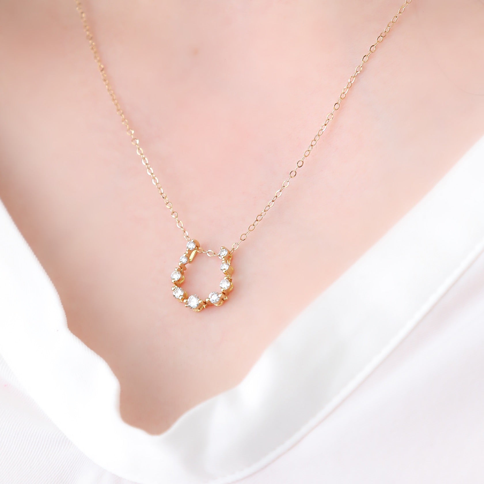 MITURE 2wayネックレス 着用カット|縦ラインに変えて印象チェンジ、洗練された装いに