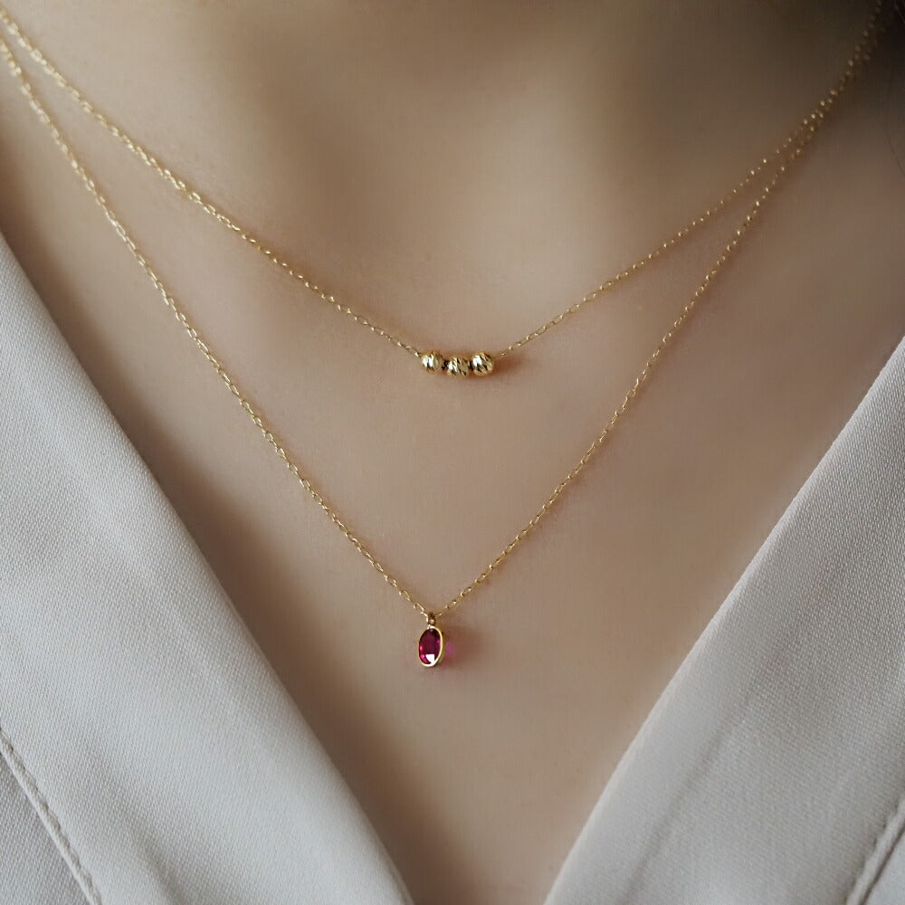 MITURE K18 ネックレス 着用例|ミラーボールの輝きが自然光に映えるネックレス