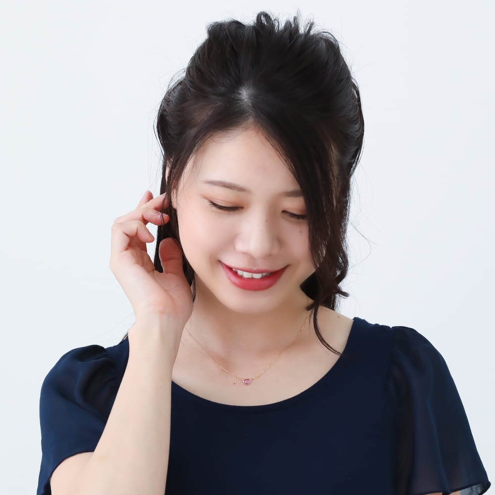 K18 ネックレス 着用例アップ|肌に馴染む柔らかなカラーでナチュラルに輝く