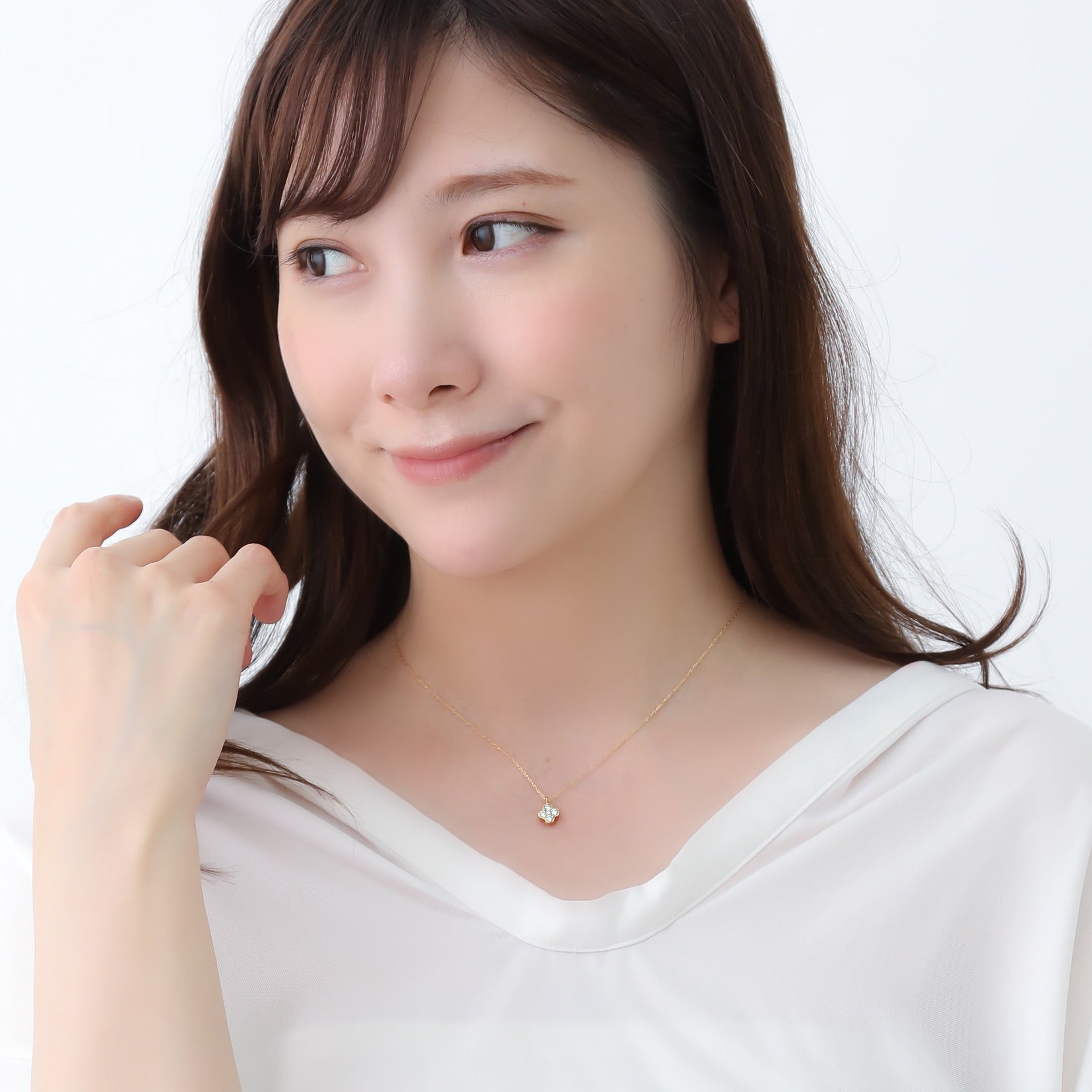 K18 ダイヤモンド&ホワイトシェル ネックレス 着用例|2WAY仕様でシーンを選ばず使える