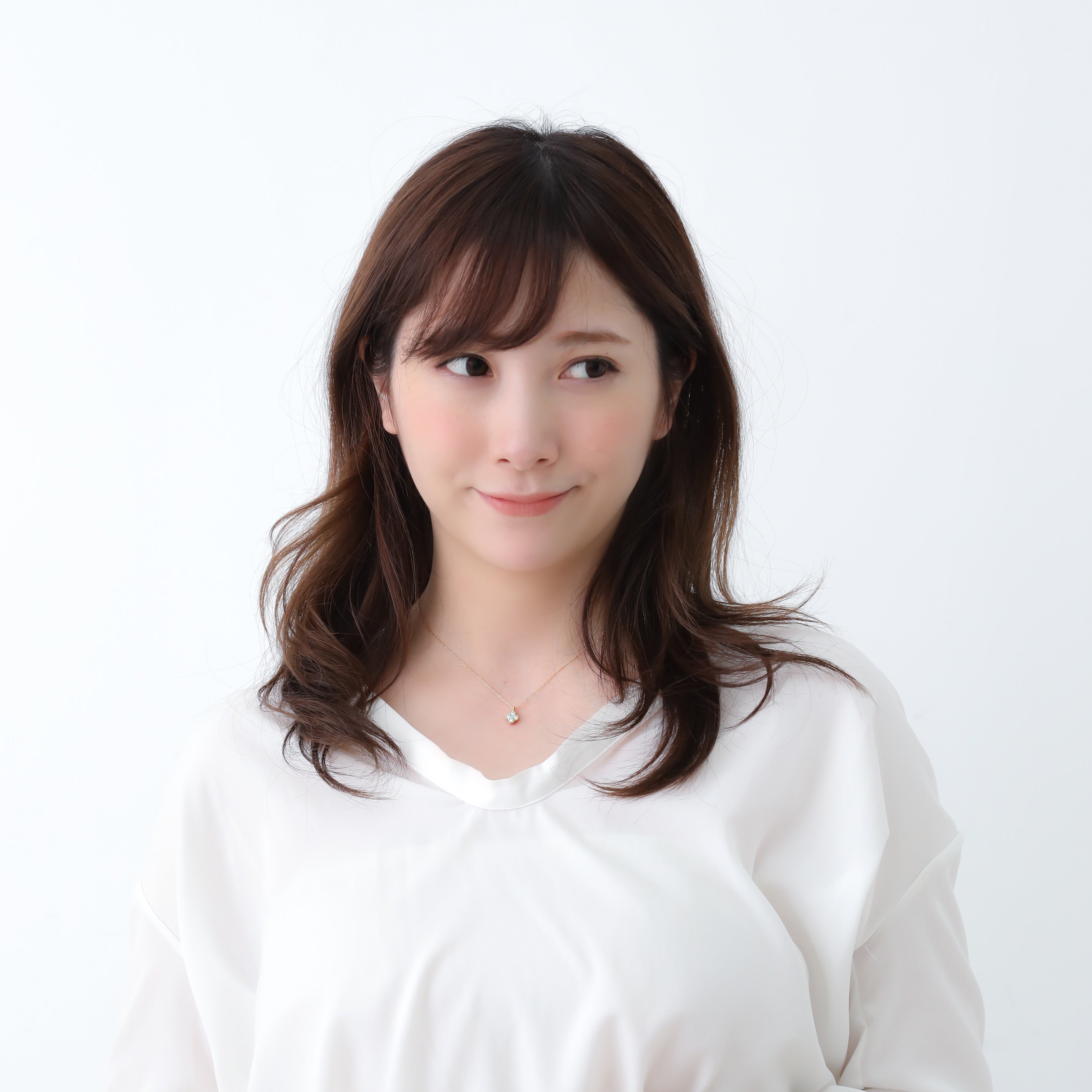 山梨県甲府市で製作された MITURE ネックレス モデル着用|日常のコーデに柔らかな輝きをプラス