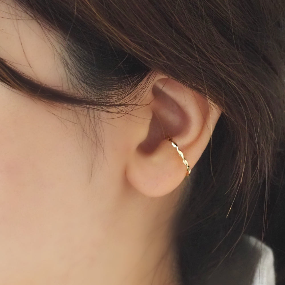 MITURE K10 イヤーカフ 着用カット|柔らかく動きのあるフォルムが女性らしさを引き立てる