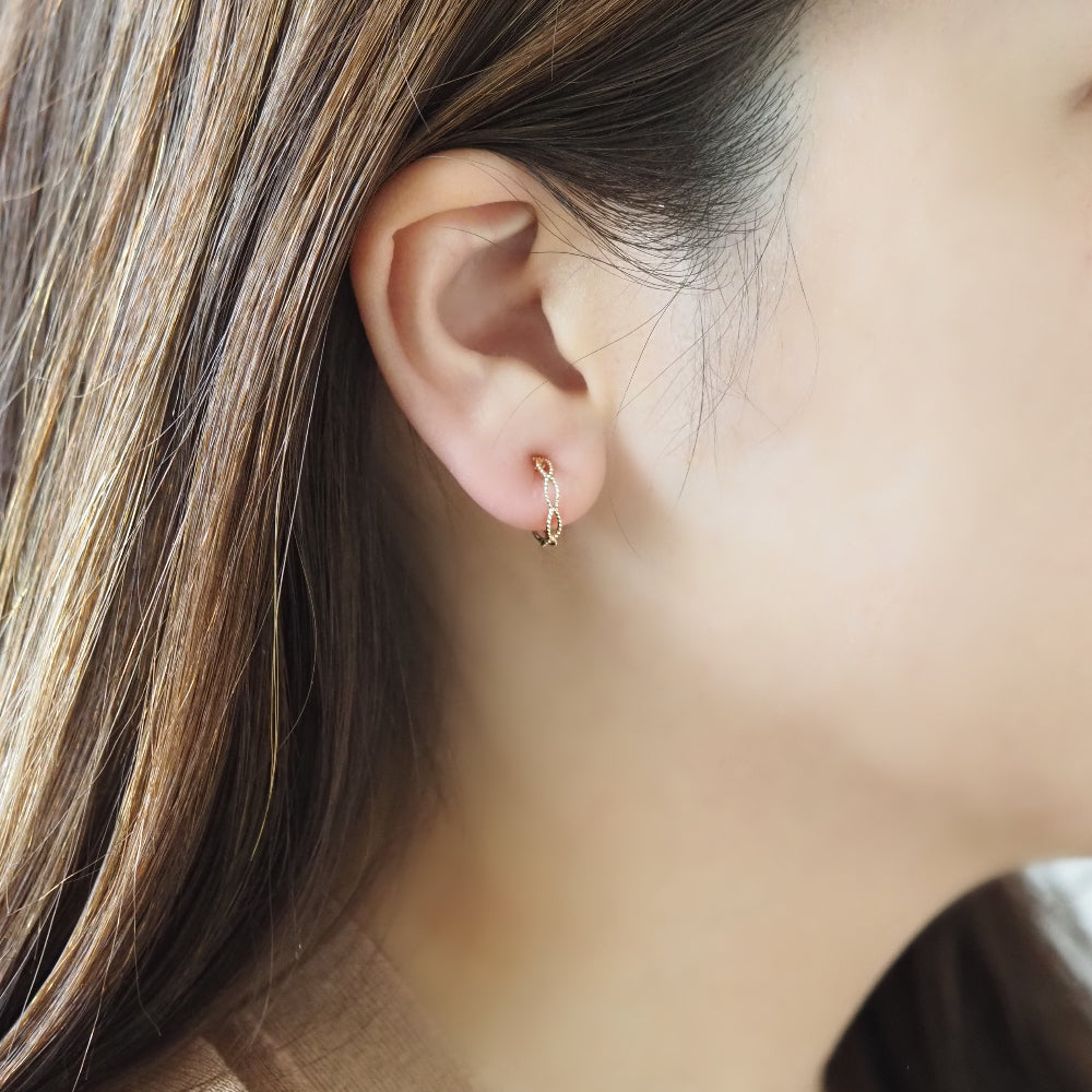 MITURE K10 イヤリング 着用カット|ナチュラルな雰囲気で日常にも使いやすいデザイン